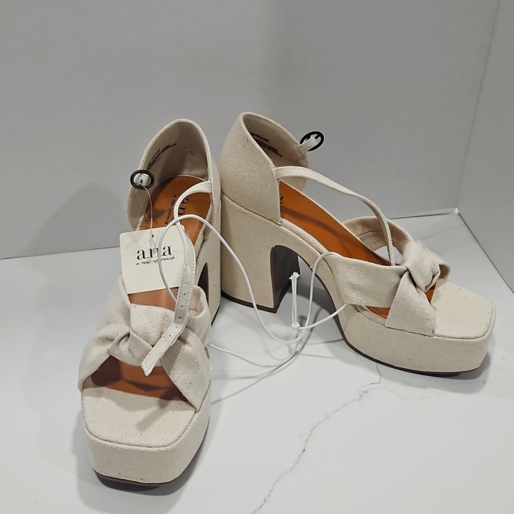 A.N.A holland natural platform size8.5     !!New with tags and box